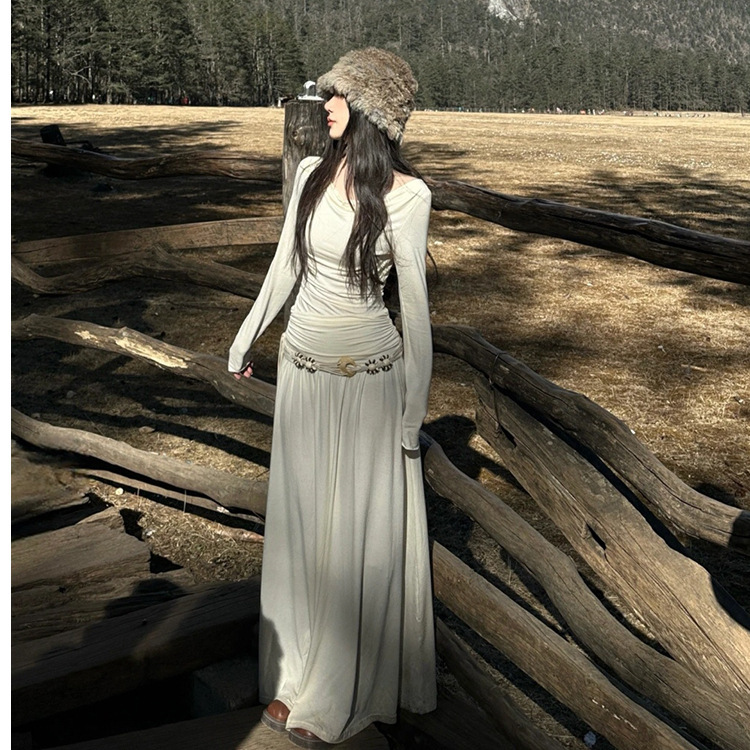 Yunnan Xinjiang Sailimu Resort Apricot White One-Shoulder Long-Sleeved Dress with Beautiful Prairie Atmosphere in Western Sichuan