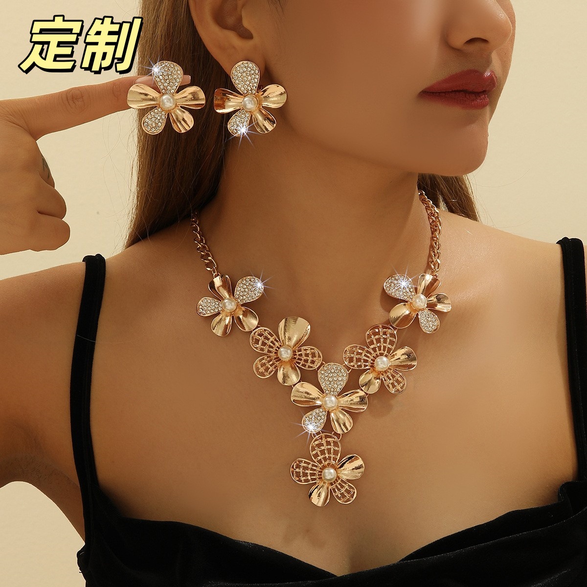 Cross-border gold-tone fashion jewelry set with flowers, pearls, and rhinestones, including necklace and earrings, for women's party accessories, wholesale