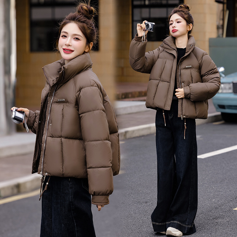 Capa de algodón de pluma para mujeres corta 2025 invierno nuevo algodón de moda exterior pequeño chaqueta de algodón cálida capa gruesa