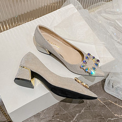 2023年新款春季法式高跟鞋粗跟尖頭方扣水鑽單鞋女大碼女鞋41-43