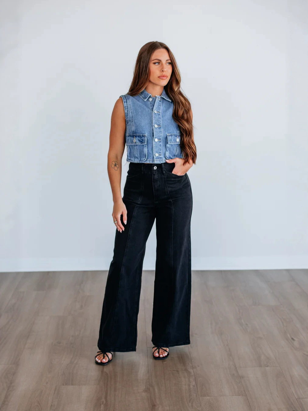 Chaleco de vaquero corto de mujer 2026 primavera y otoño nuevos productos de bolsillo grande simple chaleco sin mangas blusa suelta cardigan 6255