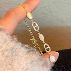 项链;耳钉;手链