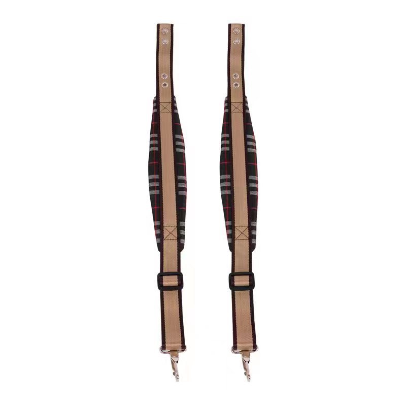 Agricultural gasoline sprayer with reinforced and widened shoulder straps, motorized sprayer with shoulder strap accessories for a four-stroke gasoline engine.