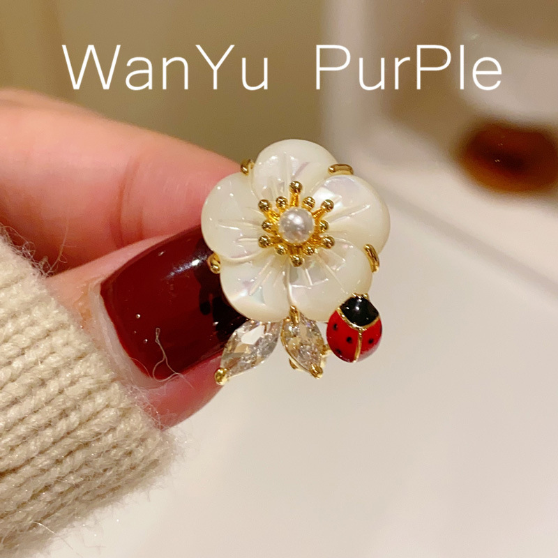 Chinese style retro cute natural shell plum blossom a beetle brooch neckline anti-exposure small pin accessories Chinese style retro cute natural shell plum blossom a beetle brooch neckline anti-exposure small pin accessories