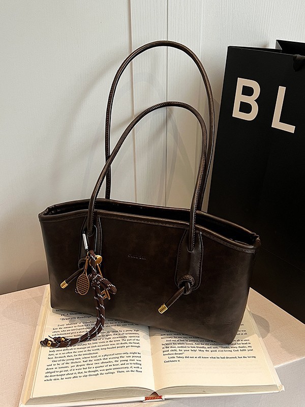 Retro capacious shoulder bag