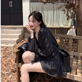 黑色波点长袖衬衫连衣裙女秋季2025新款雪纺v领短裙感a字裙子