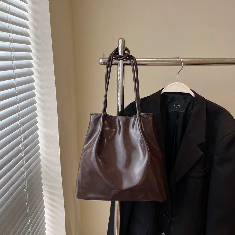 Bolso de hombro simple de diseño de nicho coreano para damas 2024 invierno nuevo bolso de moda de gran capacidad retro