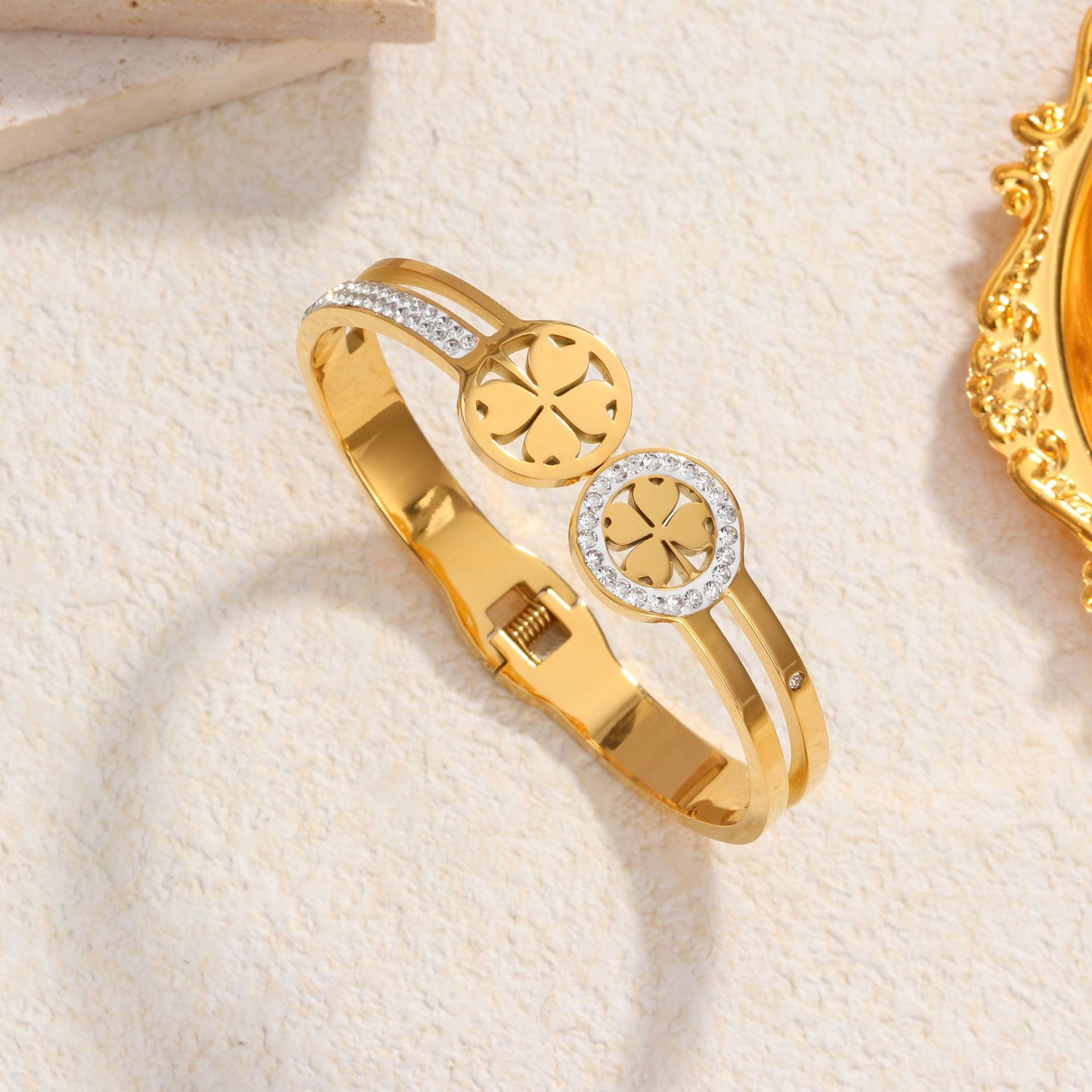 68 네잎 플라워 라운드 팔찌 골드