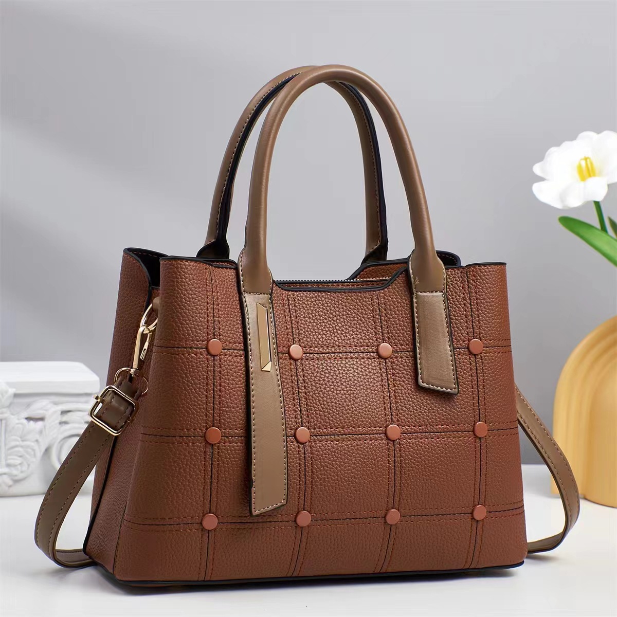 Moda femenina caliente 2025 fabricante de bolsos de mensajero de un solo hombro comercio exterior estilo caliente nuevo bolso grande de todo fósforo para damas portátiles