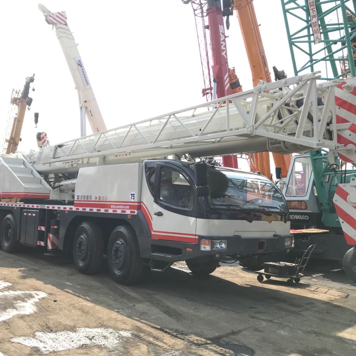 九成新中联、徐工70、100、300吨汽车吊 原装发动机 外贸出口