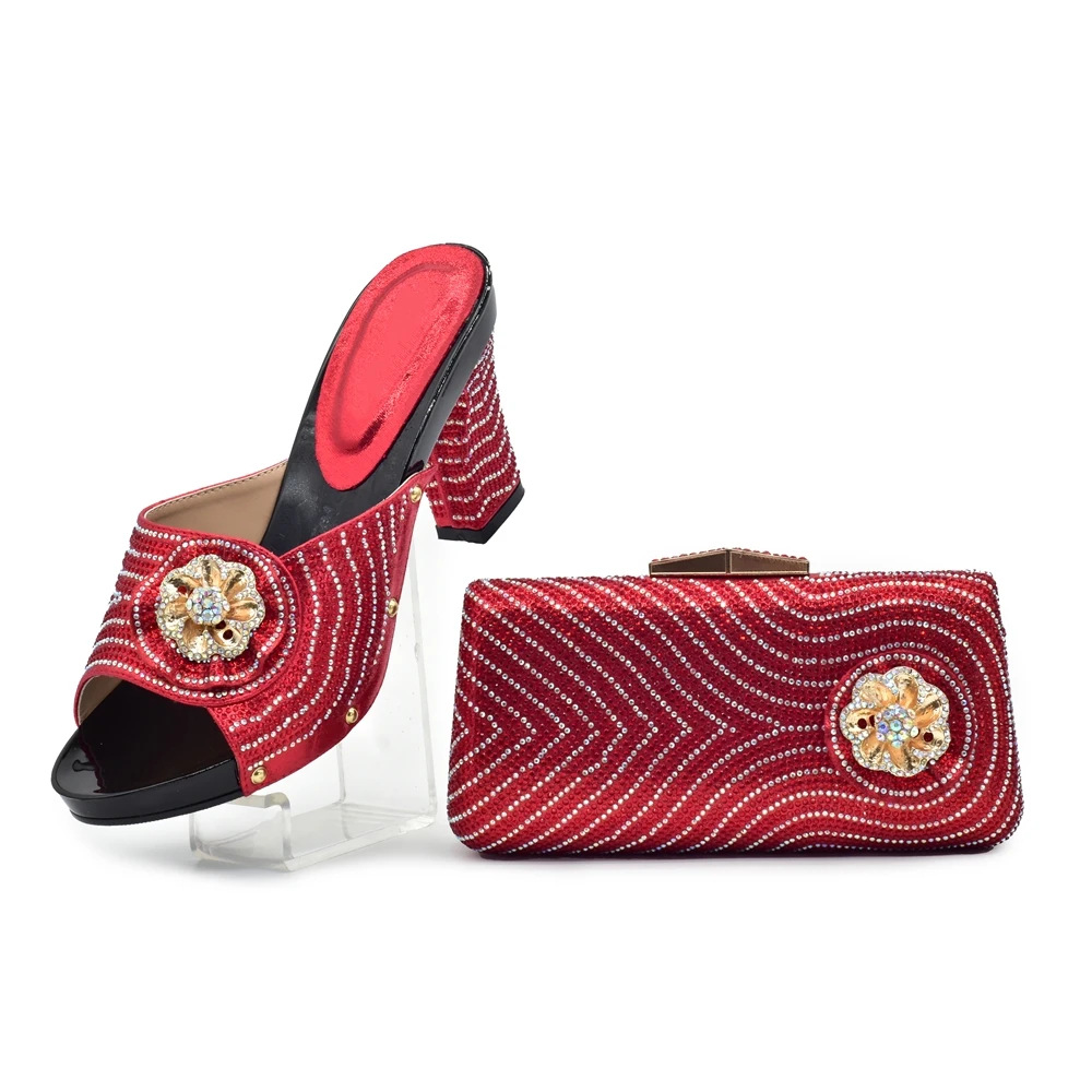Pair the evening with floral embellished round toe high-heeled sandals and a stylish clutch casual suit_vogvips.com