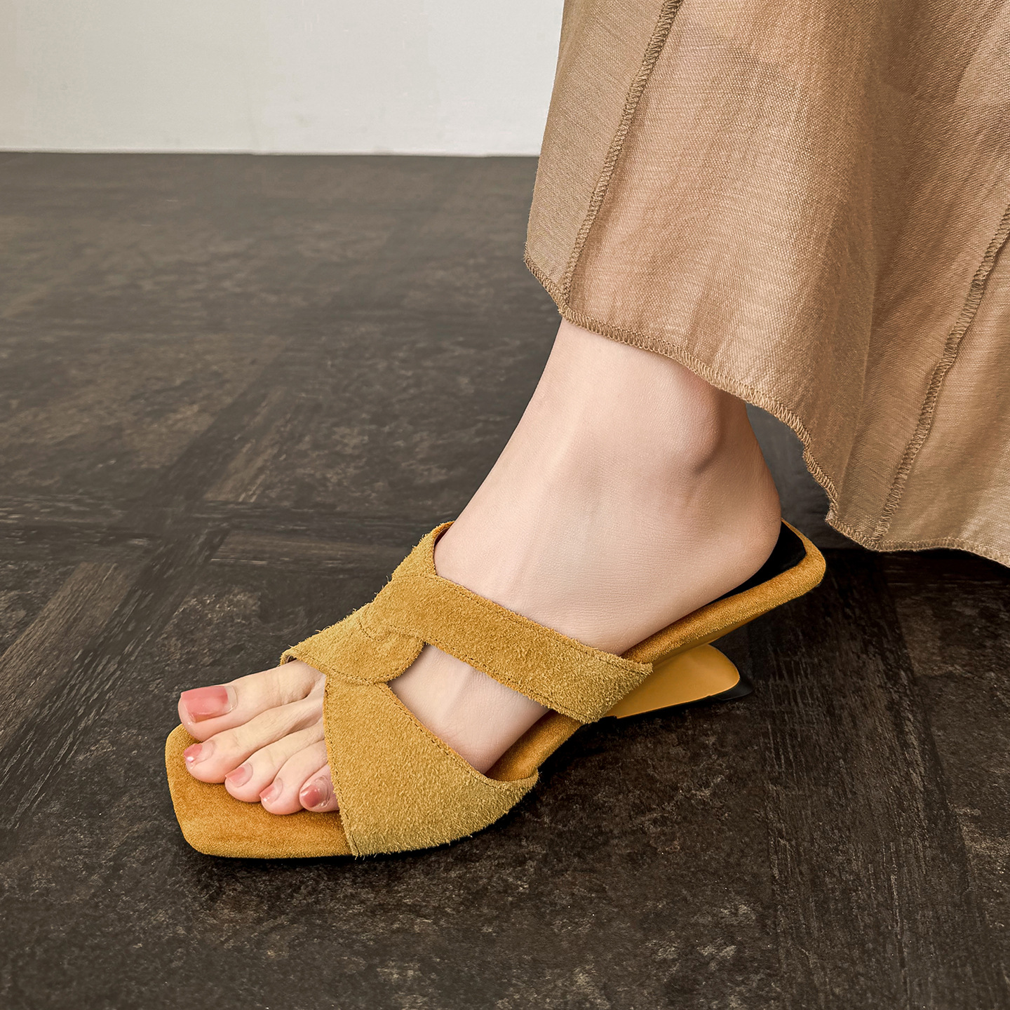 Sandal cao gót nữ mũi vuông hở ngón, quai ngang xoắn nút, đế xuồng bọc da lộn — màu nâu, màu vàng