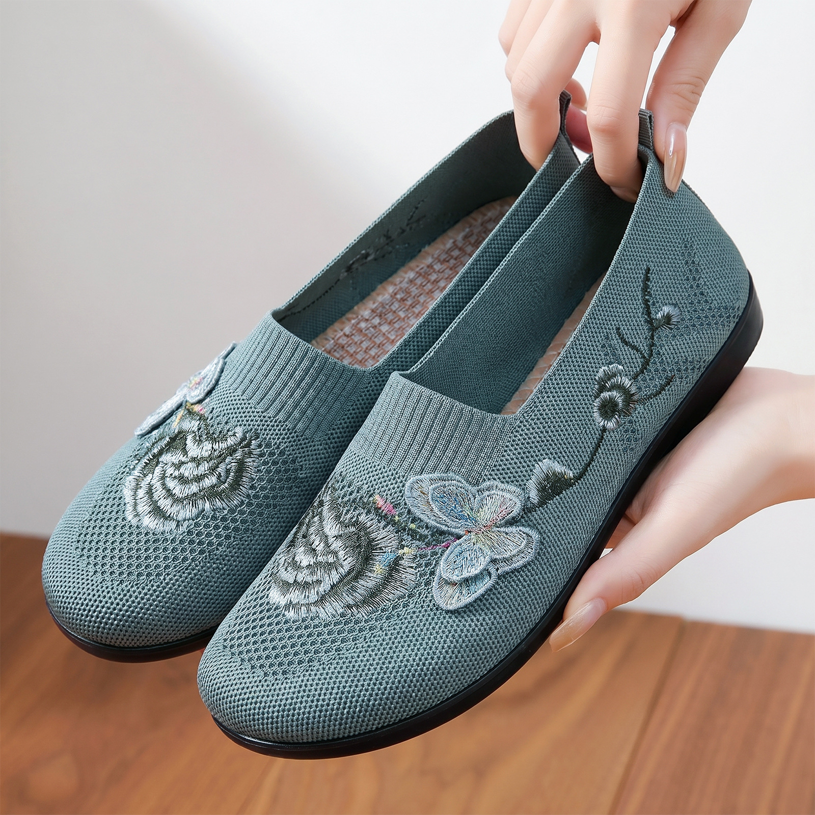 Zapatos de mujer zapatos de verano bordados viejos zapatos de tela de Beijing con suela suave zapatos de madre cómodos zapatos casuales ligeros transpirables image 1