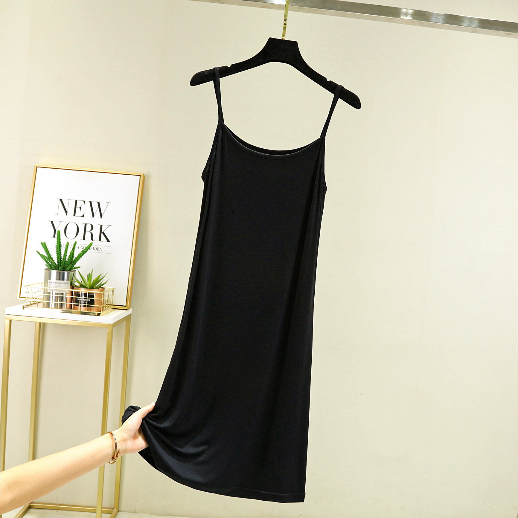 モーダルストラップのベストスカートの女性の夏の中には、袖なしのロングスカートの裏地が痩せている中長のワンピースがあります。