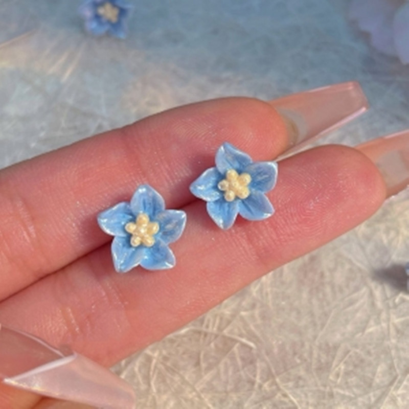2024 verano nuevo estilo aretes de flores azules versión coreana del temperamento ins aretes pequeños y exquisitos de todo fósforo