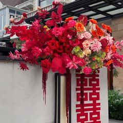 ウェディングルームに庭の花を配置します。結婚式に花芸を配置します。