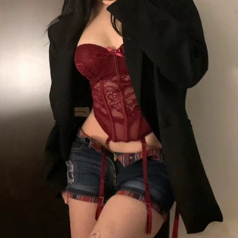 Корсет из рыбьей кости носит красавица с нагрудным ковриком