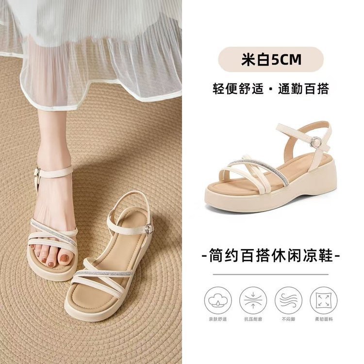 Super suave moda diamante de hadas viento para aumentar la altura sandalias mujeres 2026 nuevo verano con suela gruesa con falda zapatos de playa versátiles
