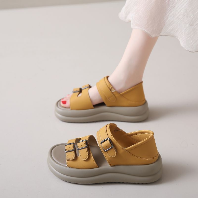 Zapatos de mujer de cuero suave, sandalias de suela gruesa para mujeres, verano 2026 nueva moda, zapatillas de dos zapatos de playa suaves.
