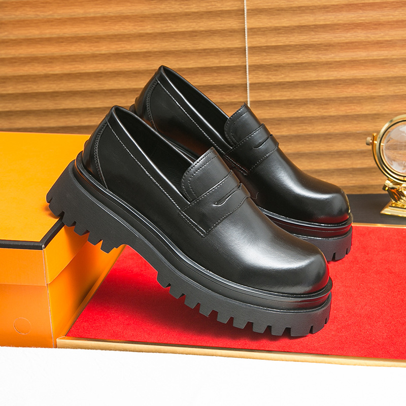 Nuevo estilo transfronterizo Four Seasons Zapatos Lefu de un pie Zapatos de aumento de altura de suela gruesa Zapatos de cuero de estilo británico casuales para hombres de moda negra