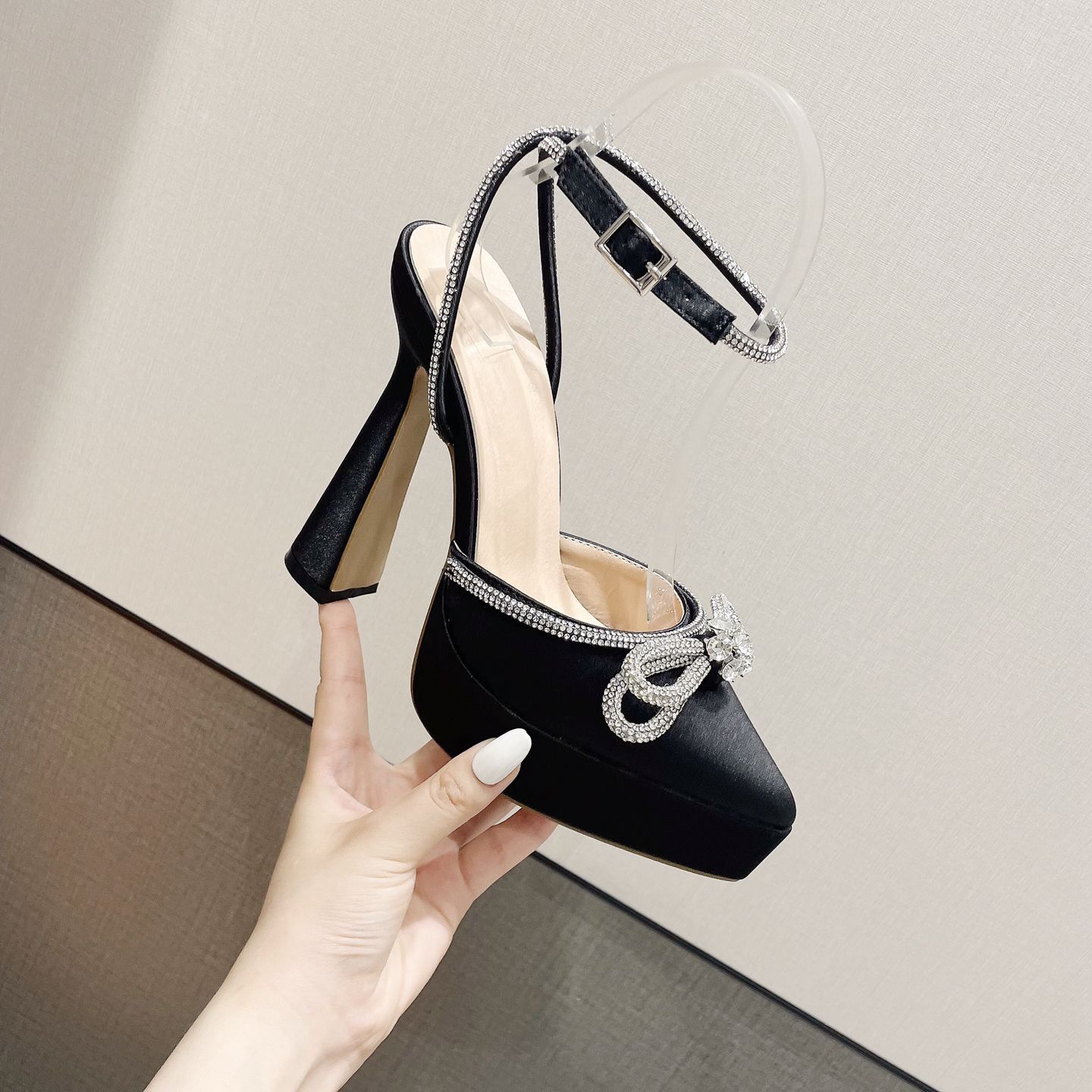 Nowe, modne damskie buty na wysokim obcasie z kokardką z kryształkami i francuskimi szpiczastymi noskami z tyłu i wydrążoną platformą_voghion.com