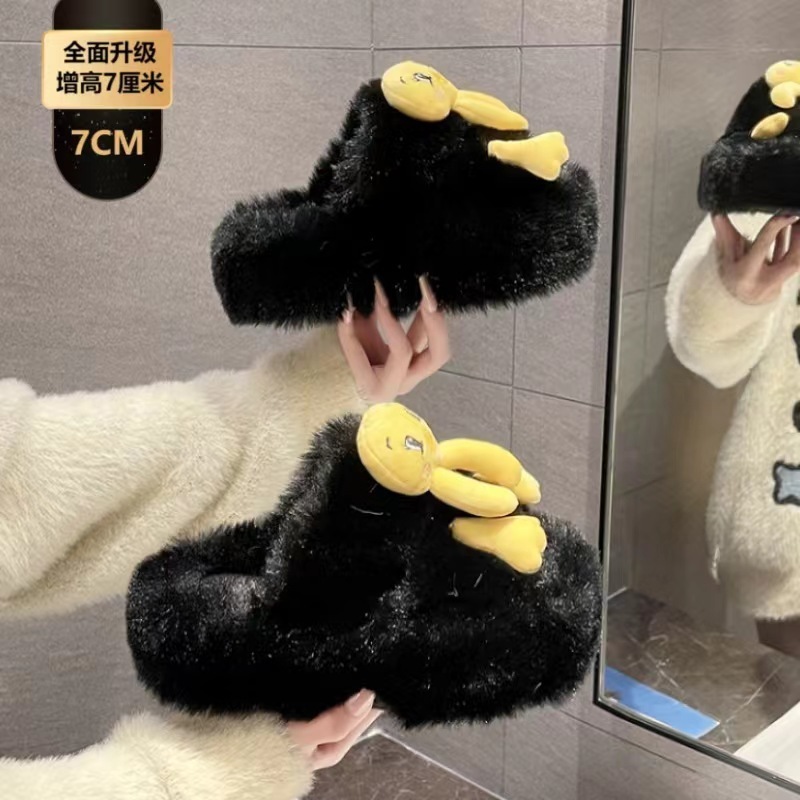 冬の新型綿は松餅の毛のスリッパを持っています。|undefined