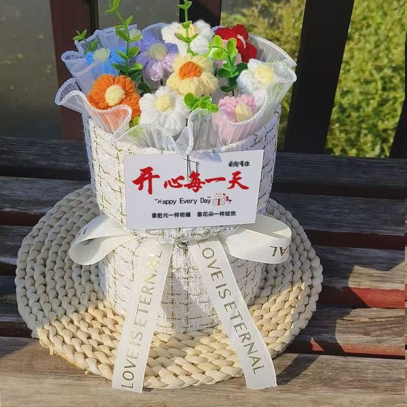 卒業シーズンのニットの毛糸のバラの花束の中で大学入試は卒業を祝福します。|undefined
