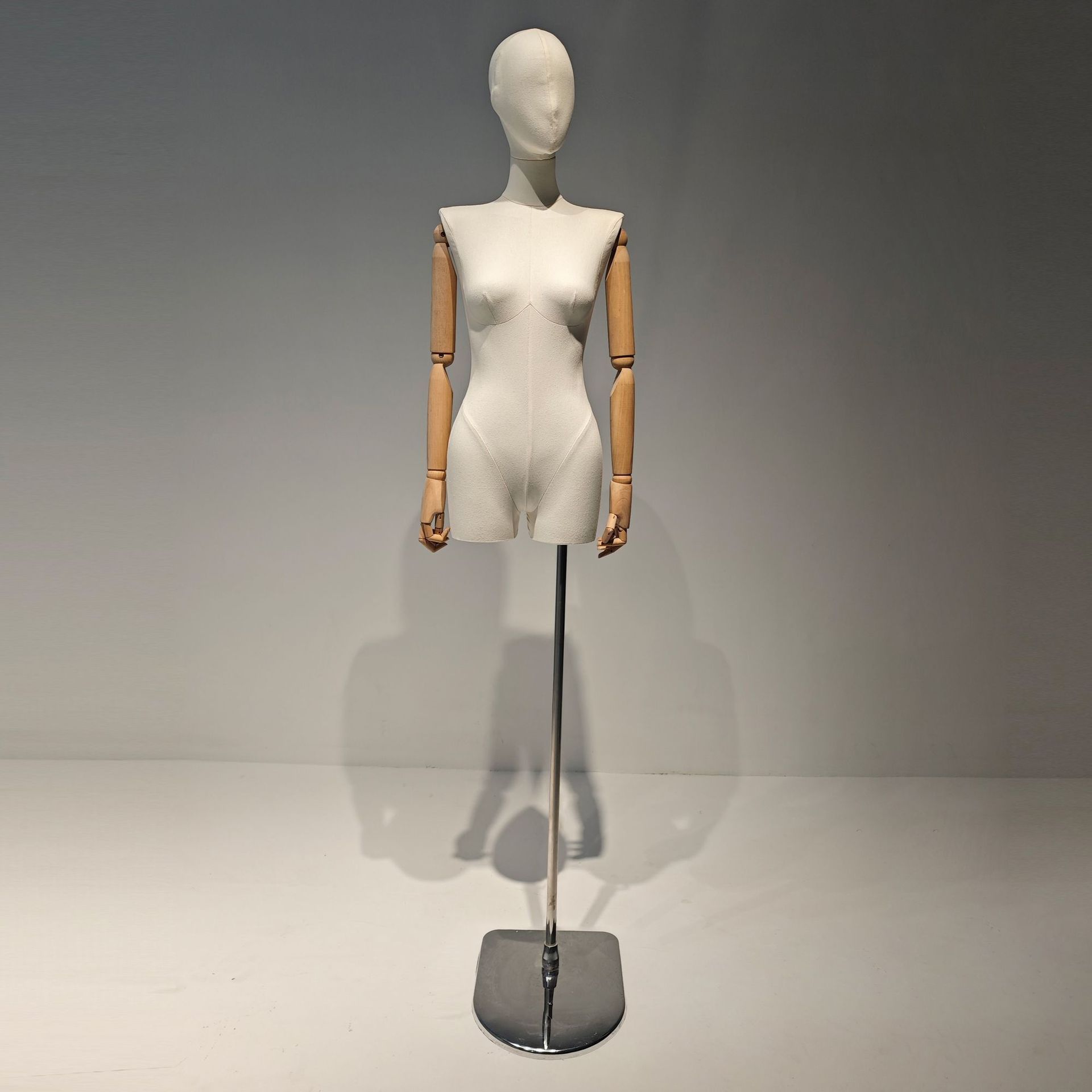 Un hombro plano con piernas divididas, cuerpo completo de tela, estante de exhibición de cuerpo humano, escaparate de tienda de ropa de mujer, exhibición de modelo de plataforma