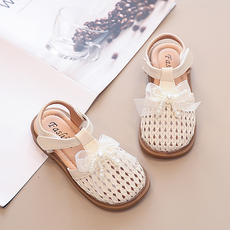 Sandalias de niñas 2026 primavera y otoño nuevos zapatos de princesa para niños zapatos de playa de moda arco trenzado zapatillas frías
