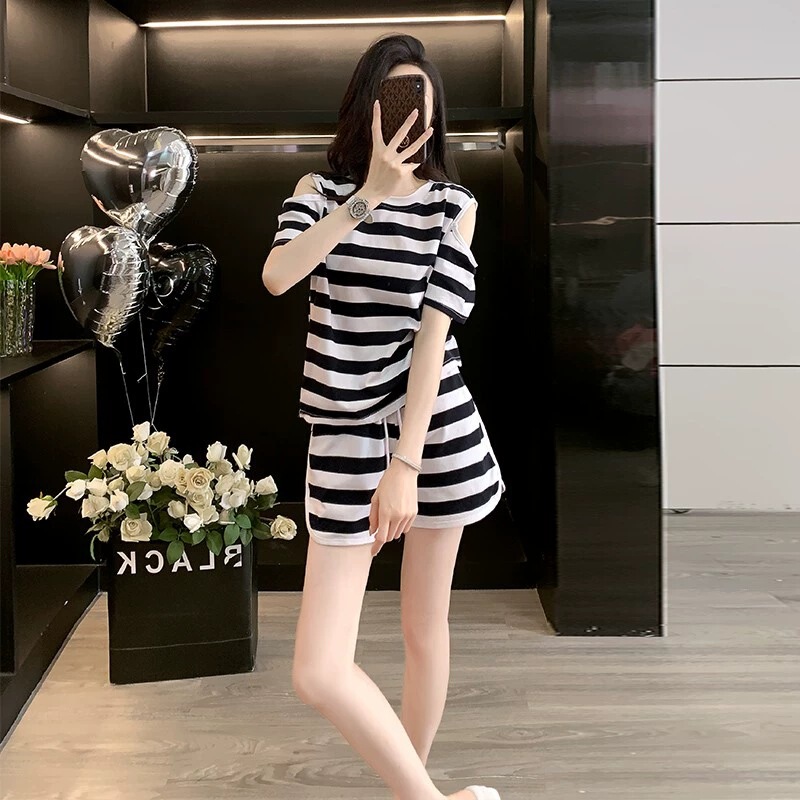 2025 Fashionable Striped Off-Shoulder Casual Suit for Women, Summer Style, Age-Reducing Short-Sleeved Shorts Two-Piece Set, Slimming