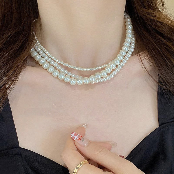 Retro small necklace from pearl
