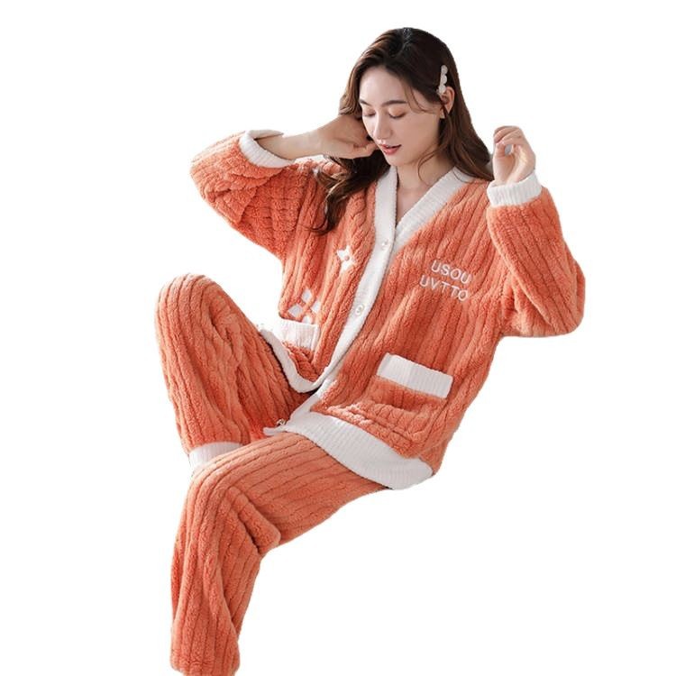 2025 nuevo pijama de franela de otoño e invierno, cárdigan de manga larga bordado para mujer más camisón de terciopelo de coral grueso que se puede usar afuera