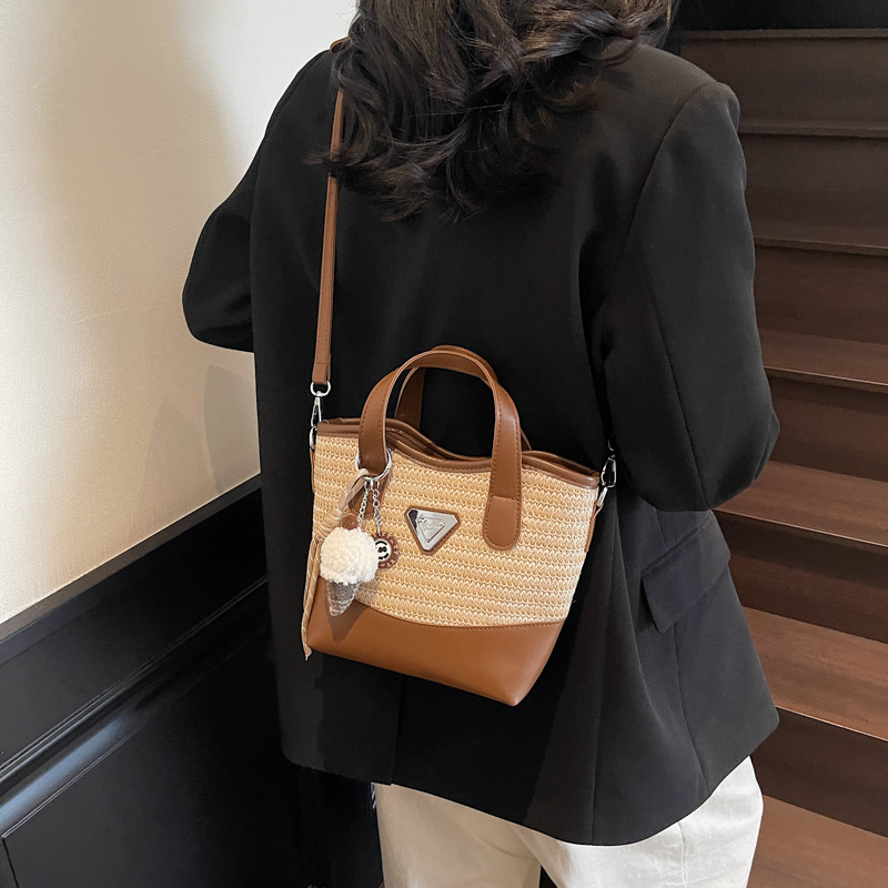 Bolso de mano de color de contraste tejido de estilo caliente de verano para mujer 2025 nuevo bolso de cubo simple salvaje estilo occidental para mujer