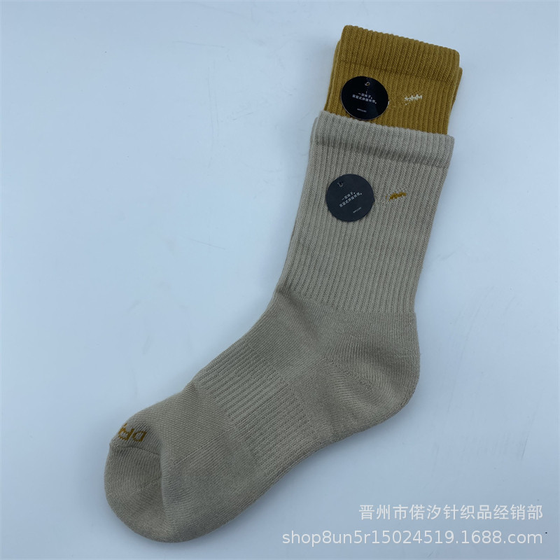 2023新品の偽の2つのつなぎ合わせのスポーツの靴下の中で筒の高い筒の男女の同項のマカロンカラーの厚いタオルの底