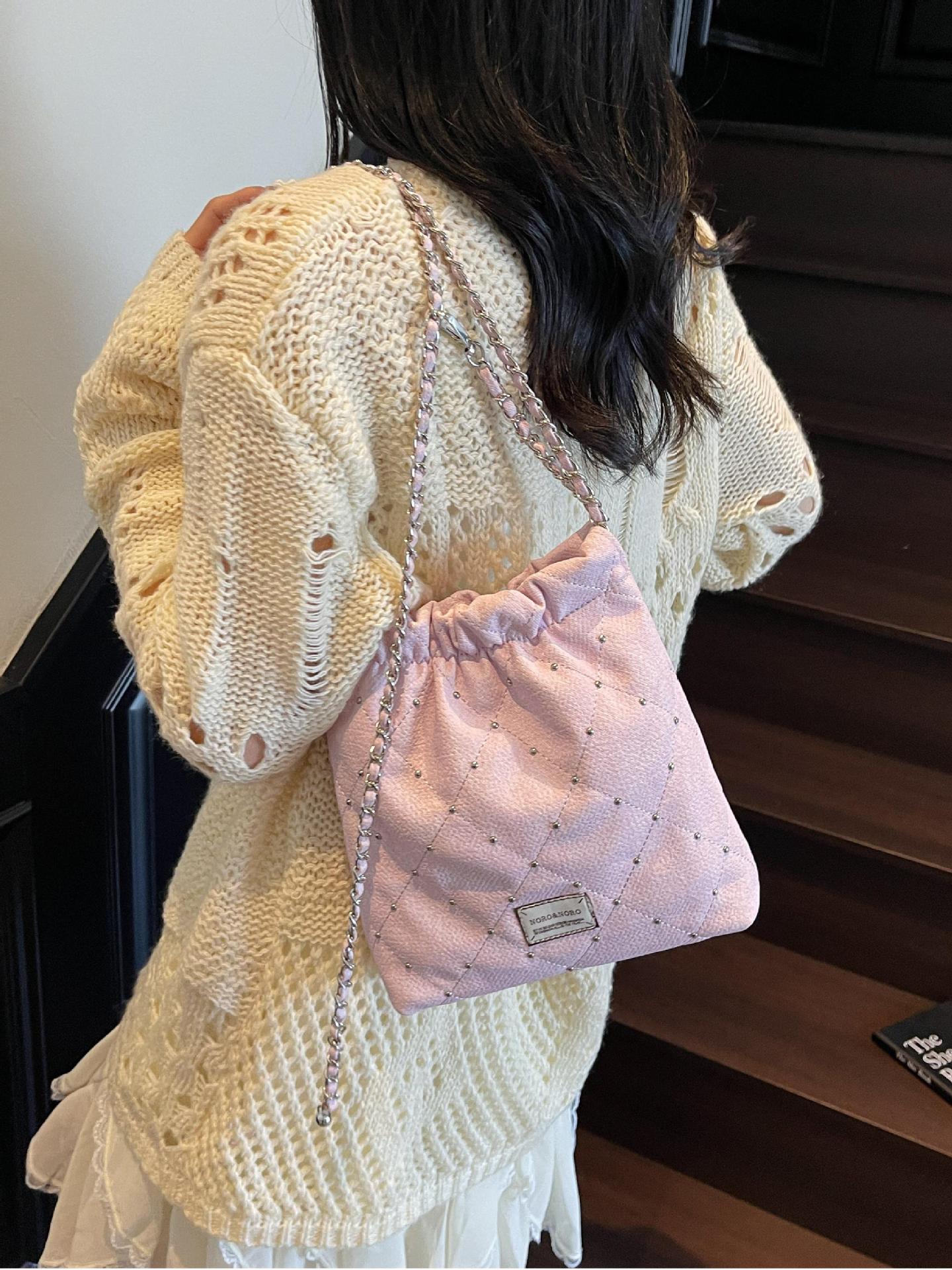 Bolsa de balde de verano popular para mujeres 2025 nueva cadena de diamante pequeña bolsa de hombro de viento fragante nicho bolsas debajo de las axilas