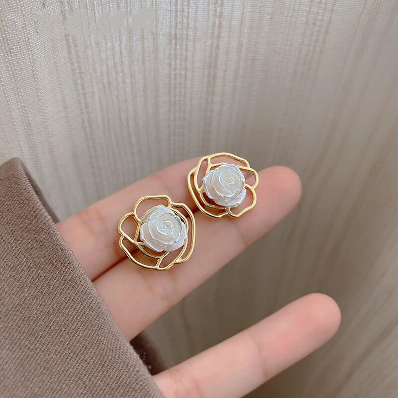 Aguja de plata de moda alta sensación de diamante de goteo de aceite pendientes nicho universal elegante pernos de orejas ligero lujoso temperamento simple orejas para mujeres