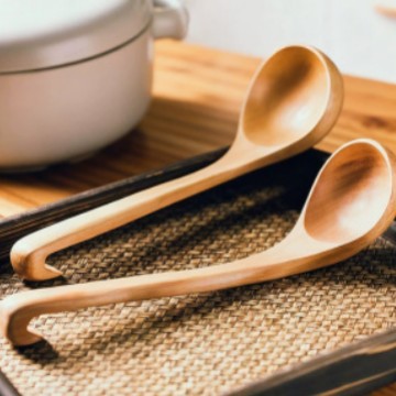 후크가 달린 밝은 색상의 스푼