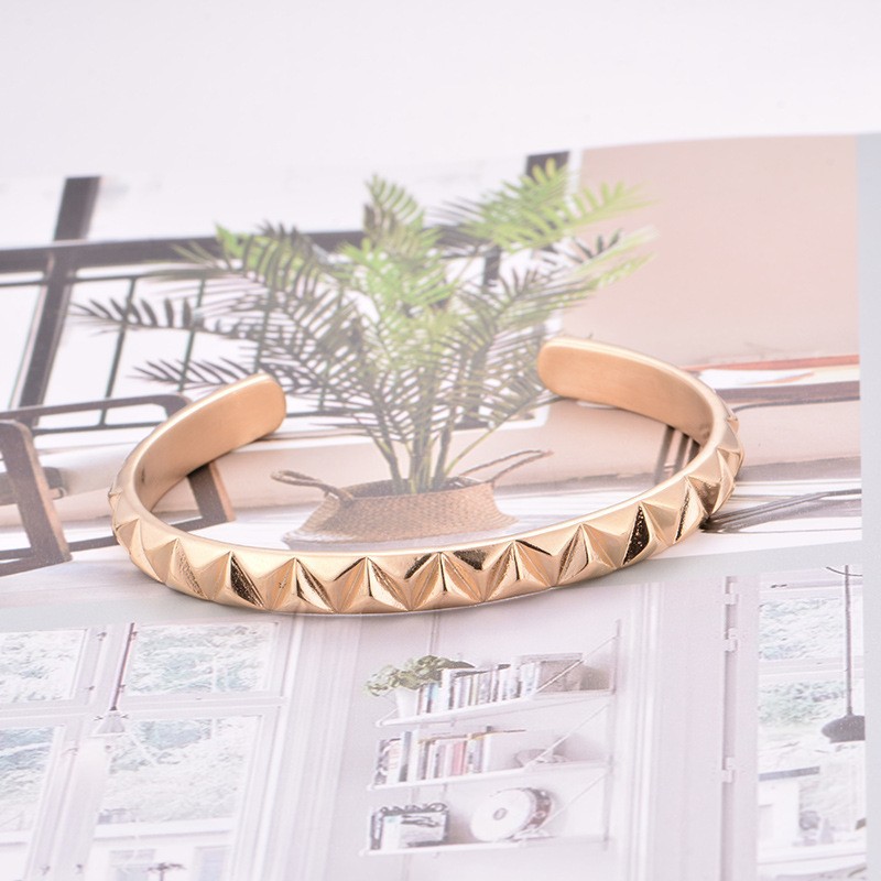 Gold-plated C-mouth minimalist titanium fashionable and elegant women's stainless steel bracelet, original_voghion.com
