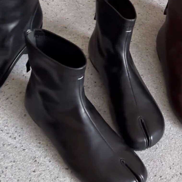 In-Stock Ultra-Fiber Autumn and Winter New Style Pig Hoof Split-Toe Back Zipper Short Slim Boots for Women, Fashionable Versatile Low-Heeled Short Boots In-Stock Ultra-Fiber Autumn and Winter New Style Pig Hoof Split-Toe Back Zipper Short Slim Boots for Women, Fashionable Versatile Low-Heeled Short Boots