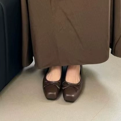 Квадратные туфли с неглубоким ртом женские 2024 весна и осень новый французский вечерний ветер темперамент нежный фея плоские ретро молочные туфли