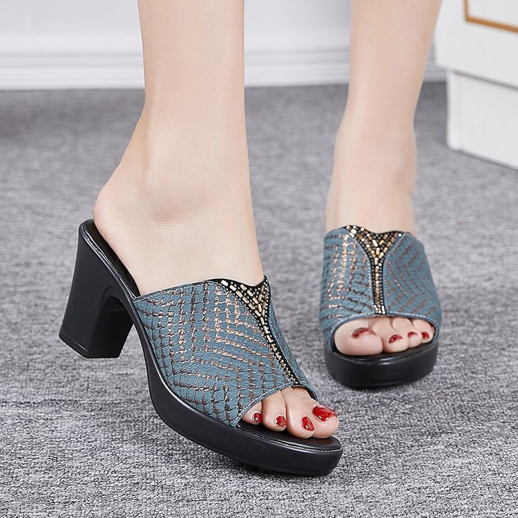 Verano ocio cómodo tacones altos zapatillas frías 2026 nuevo tipo de diamante serpenteante tacones gruesos zapatillas para mostrar temperamento versátil
