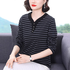 お母さんのファッションの長袖のtシャツの女性の2025春秋服の新型の秋の服の外は中高年のストライプの上着の底のシャツを着ます。