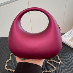 ハイエンドニッチチェーンポータブル餃子バッグ女性のための 2025 夏の新しいカジュアル個性トレンディなシングルショルダークロスボディバッグ
