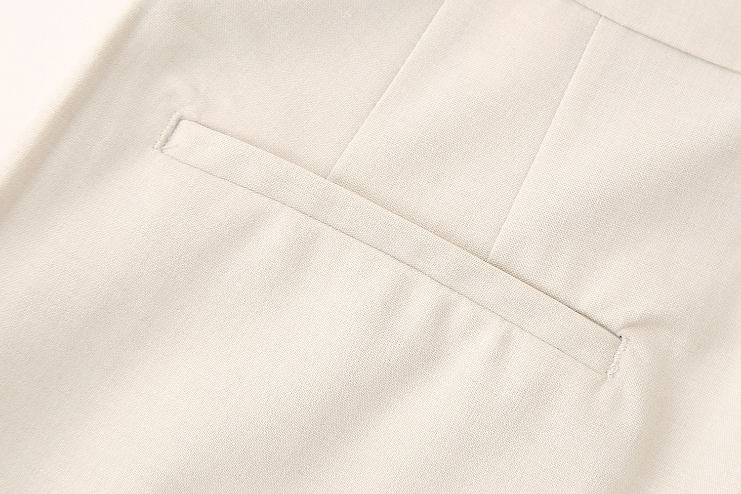 Pantaloni a sigaretta semplici e versatili, casual, tinta unita, della nuova collezione primaverile da donna_voghion.com