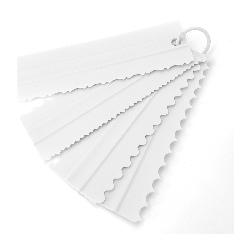 En stock raspador de masa de plástico de tres piezas de plástico nuevo peine pastel raspador patrón crema raspador Conjunto de 4 piezas