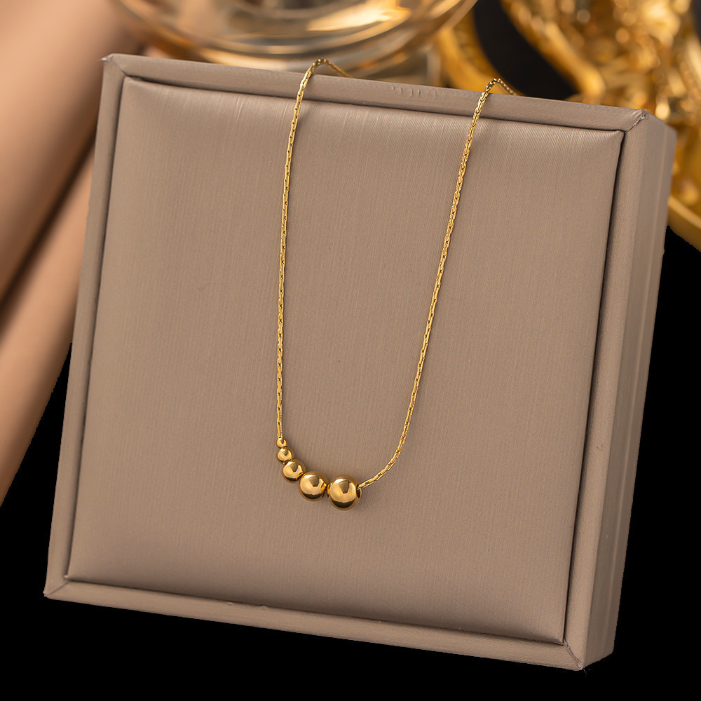 [collar de acero de titanio dorado + acero] collar de amor de nicho con cadena de clavícula avanzada en la moda de lujo ligero femenino