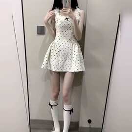 修身纯欲辣妹白色波点吊带连衣裙子女夏季收腰设计感小众蓬蓬短裙