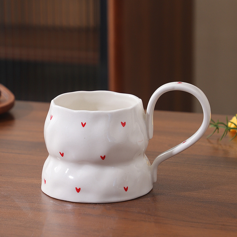Pins viento rojo pequeño amor de alto valor pintado a mano bajo vidriado juego de tazas y platillos de cerámica taza de café irregular taza de agua