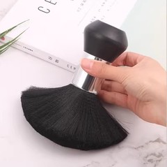 理髪師の専門のブラシは髪を切って髪を掃除します。