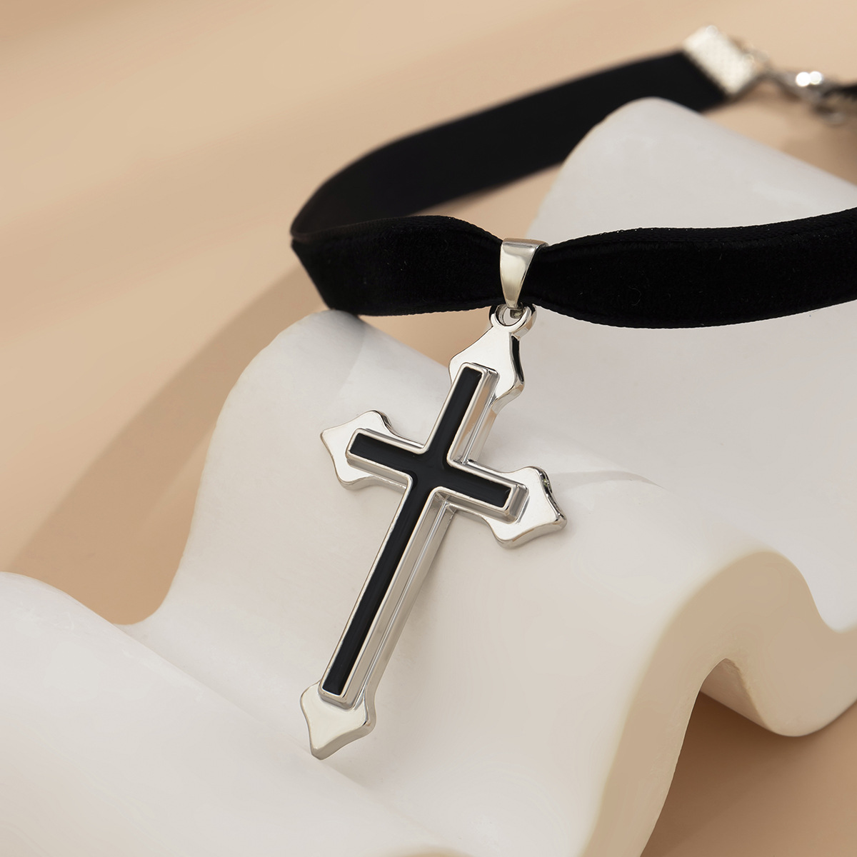 Collier ras du cou minimaliste en velours noir avec croix et bijoux de tempérament doux et cool_voghion.com